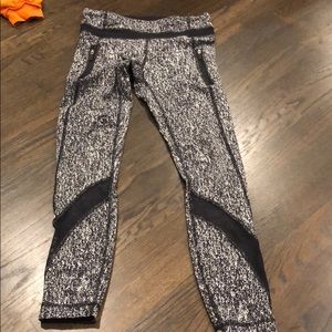 Black white patterned mesh size 4